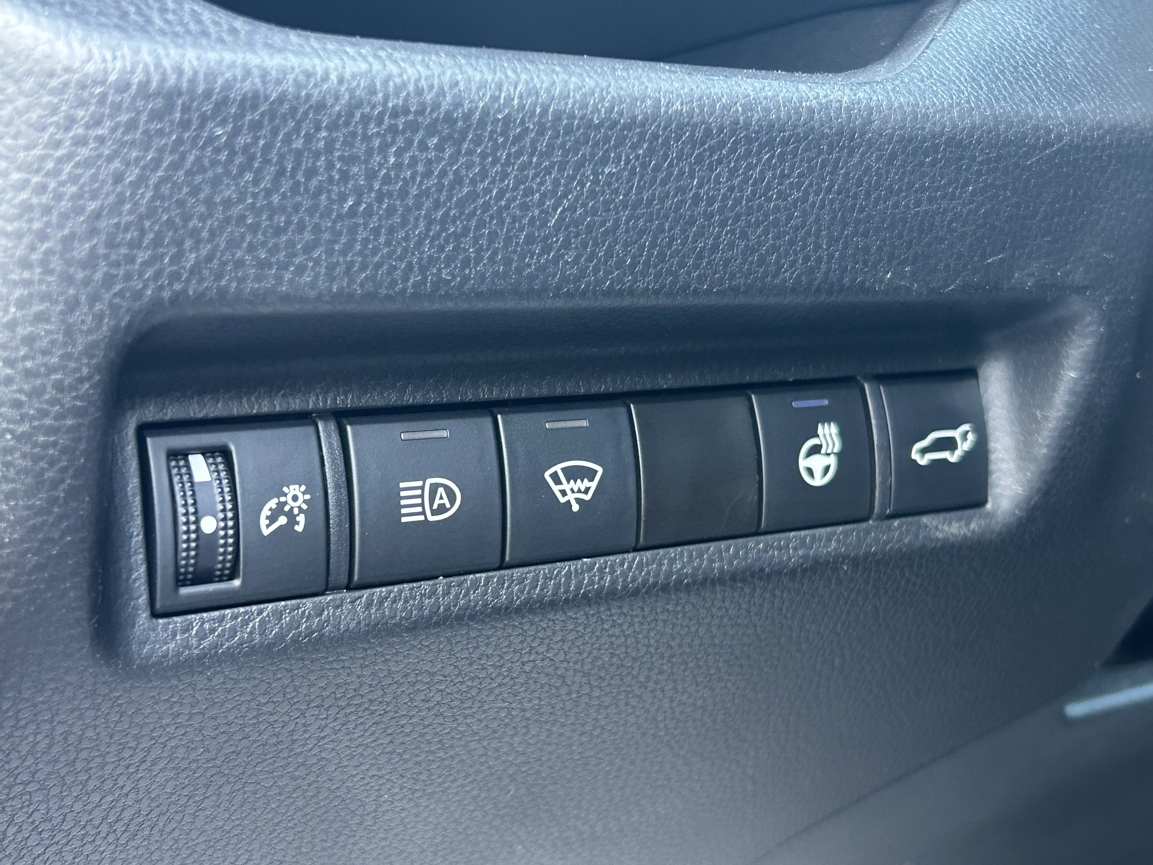 Used 2022 Toyota RAV4 XLE Premium image 15