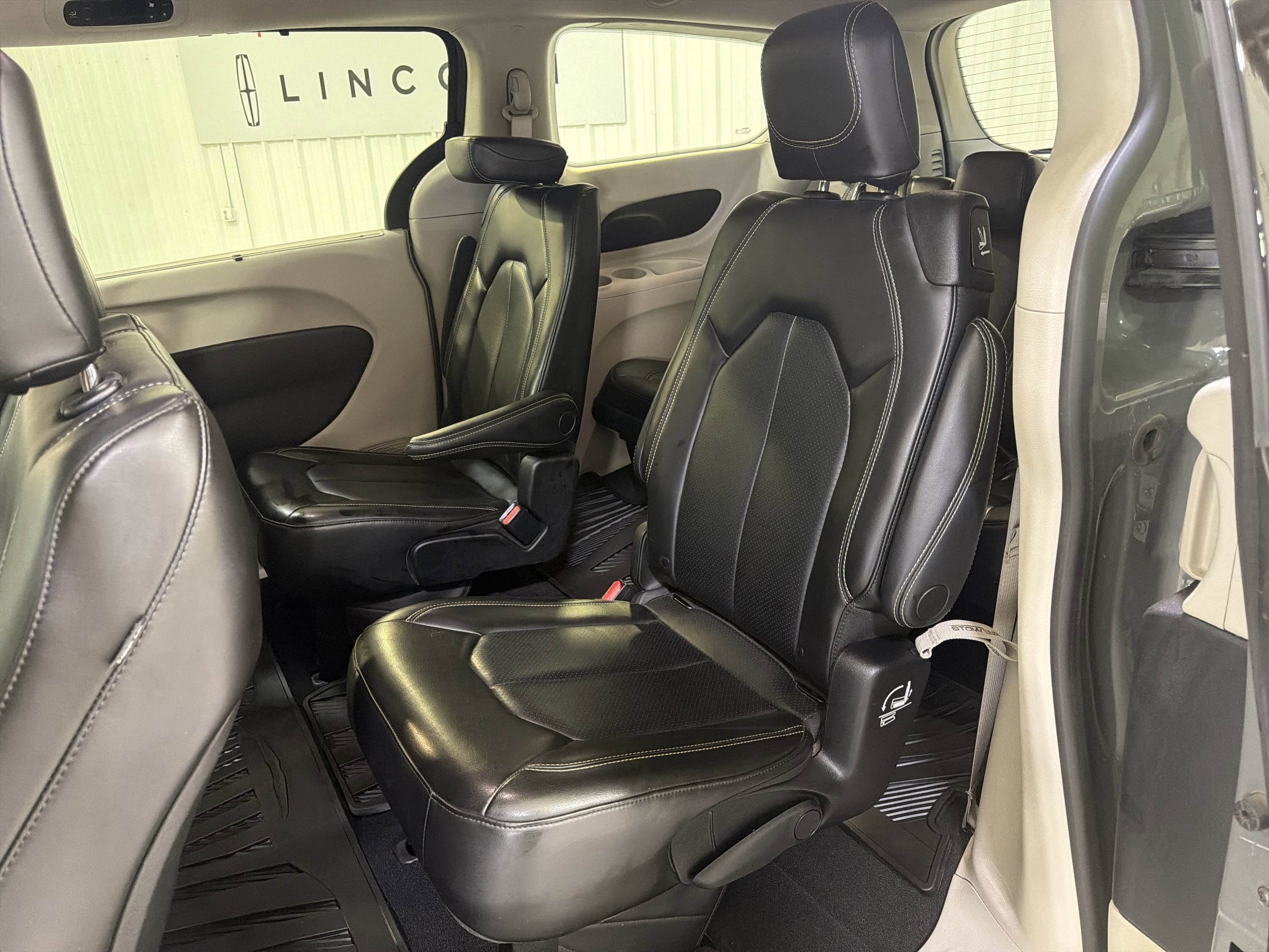 Used 2023 Chrysler Pacifica Touring-L w/ Road Tripper Package FWD image 23