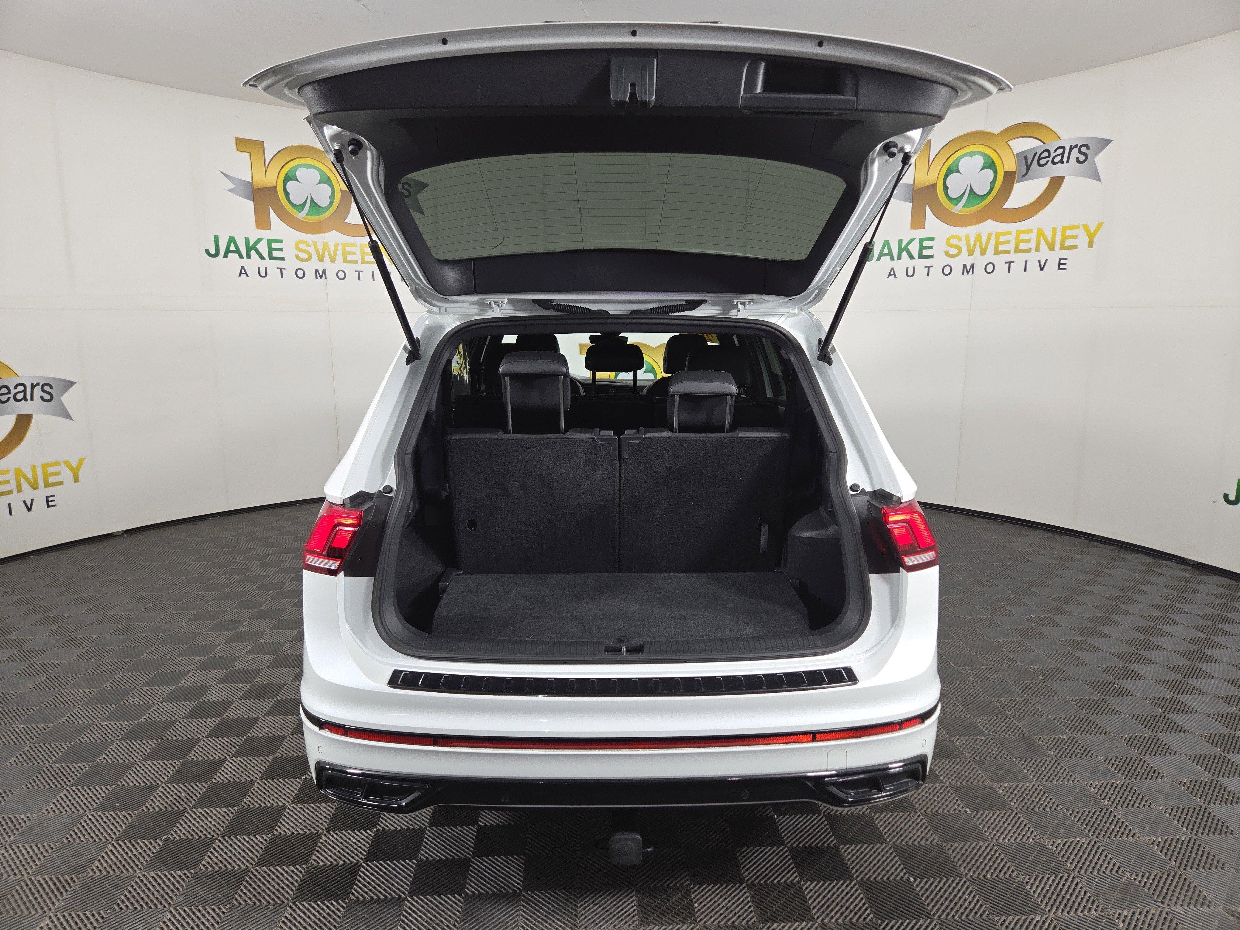 Used 2023 Volkswagen Tiguan SE R-Line image 33