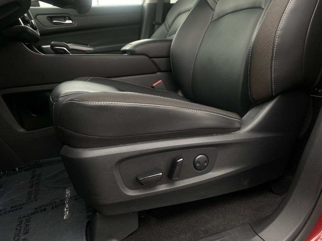 Used 2024 Nissan Pathfinder SL image 11