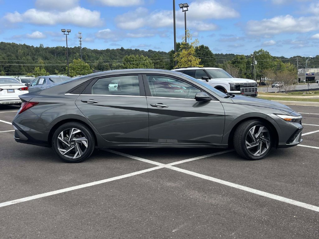 Certified 2025 Hyundai Elantra SEL FWD image 32