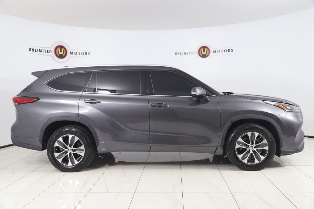 Used 2022 Toyota Highlander XLE FWD image 2