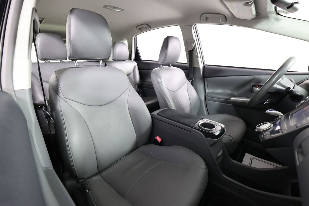 Used 2014 Toyota Prius V Two image 38