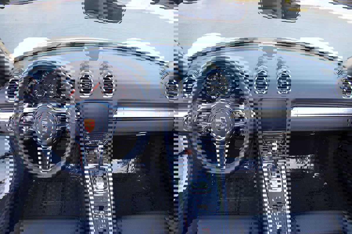 Used 2018 Porsche 718 Boxster RWD image 16