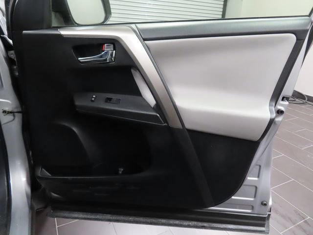 Used 2018 Toyota RAV4 XLE FWD image 13