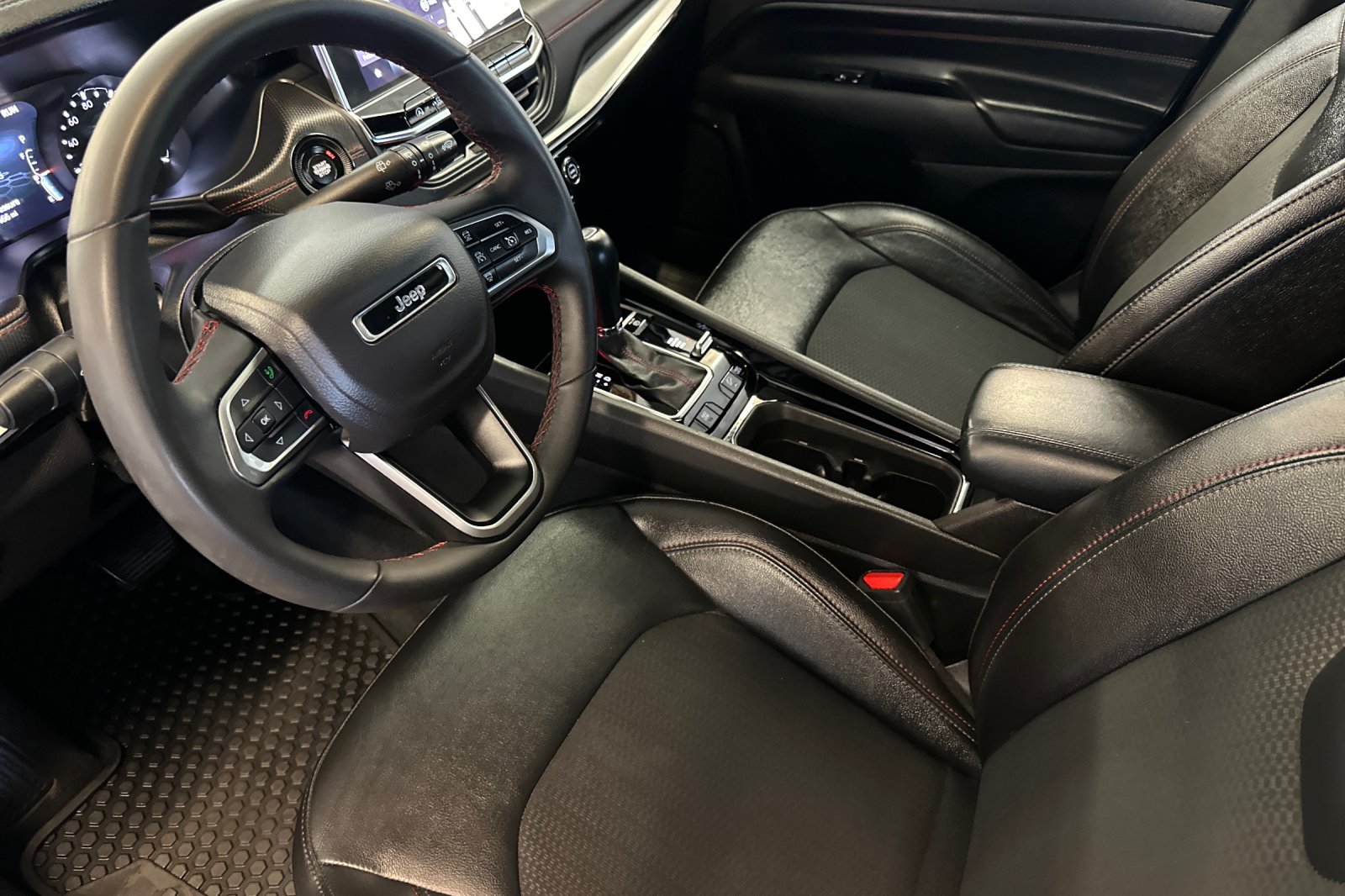 Used 2025 Jeep Compass Trailhawk AWD/4WD image 10