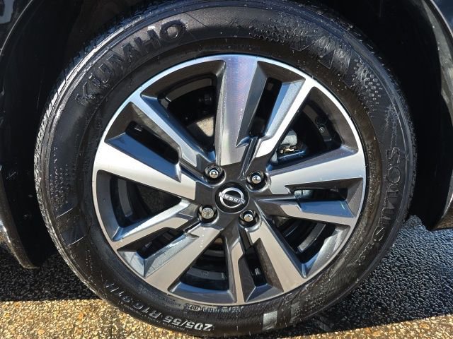 Used 2025 Nissan Versa SV w/ Trunk Package FWD image 7