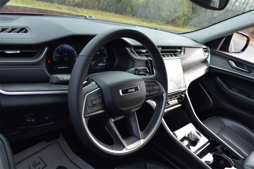 Used 2023 Jeep Grand Cherokee Limited w/ Black Appearance Package image 10