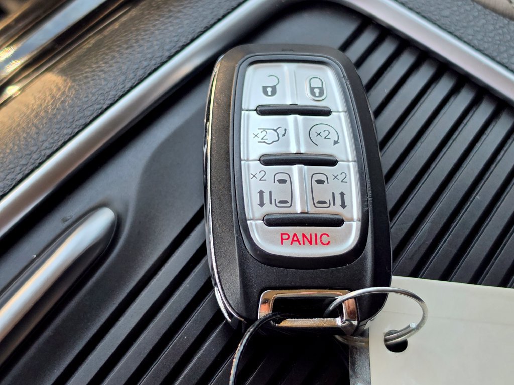 Used 2023 Chrysler Pacifica Limited FWD image 28