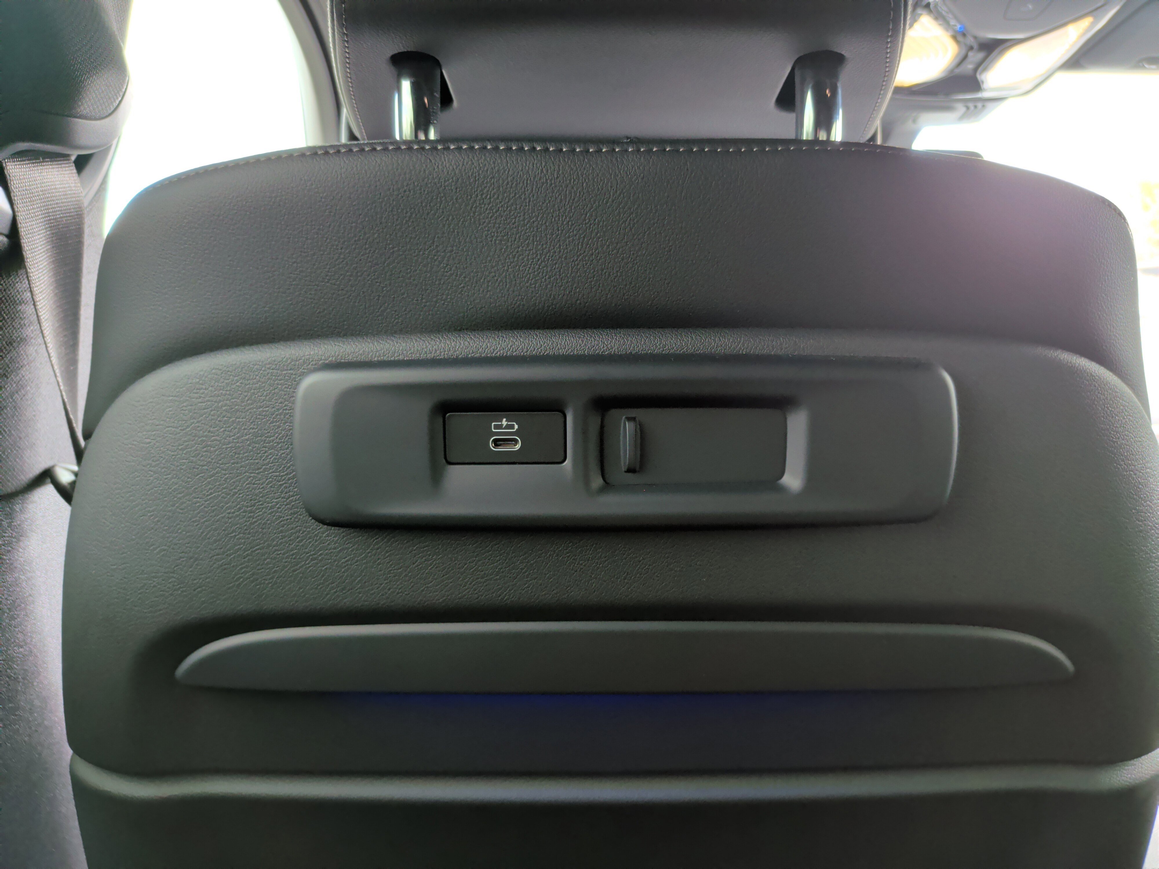 Used 2022 BMW X6 M50i w/ Executive Package image 40