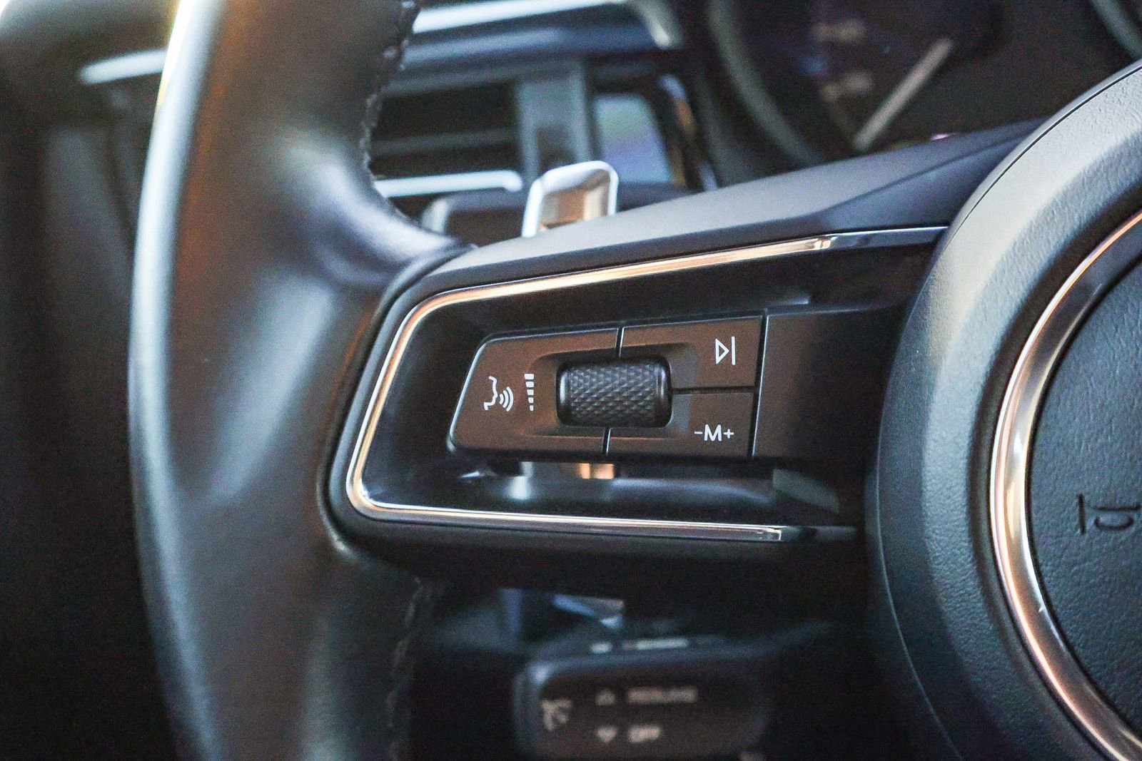 Used 2022 Porsche Macan Base image 34