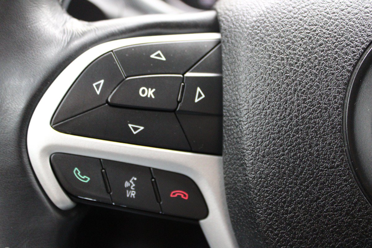 Used 2015 Jeep Cherokee Trailhawk AWD/4WD image 16