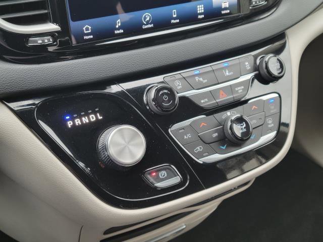 Used 2023 Chrysler Pacifica Touring-L image 18