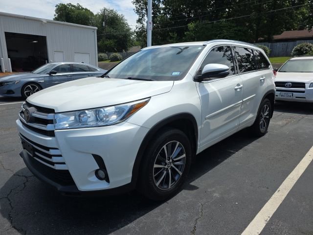 Used 2017 Toyota Highlander XLE FWD image 3