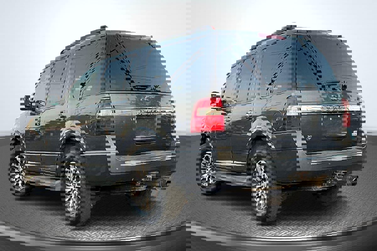 Used 2017 Ford Expedition XLT image 2