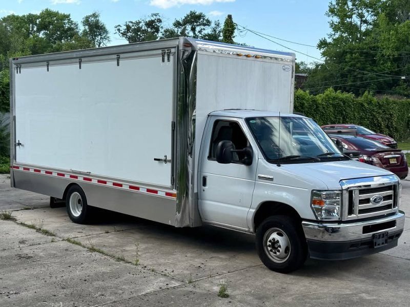 Used 2023 Ford E-450 and Econoline 450 Super Duty w/ Power Windows & Locks Group RWD image 3