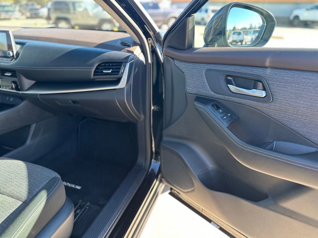 Used 2023 Nissan Rogue SV image 9