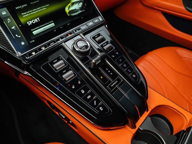 Used 2025 Aston Martin V8 Vantage Coupe RWD image 9
