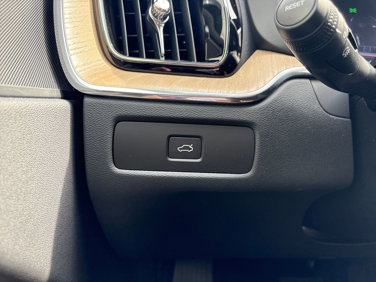 New 2026 Volvo XC60 B5 Plus w/ Protection Package Premier image 24