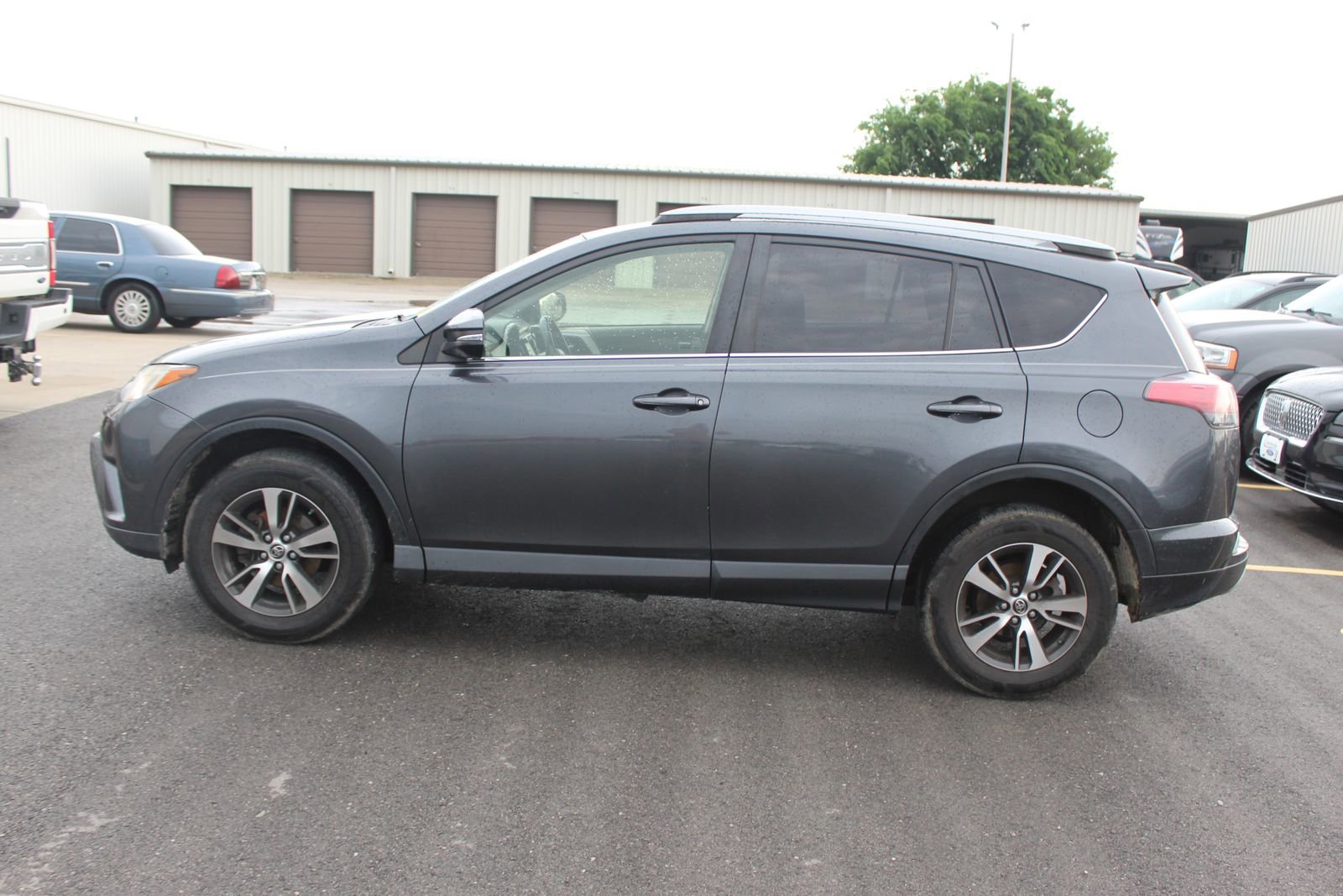 Used 2017 Toyota RAV4 XLE AWD/4WD image 3