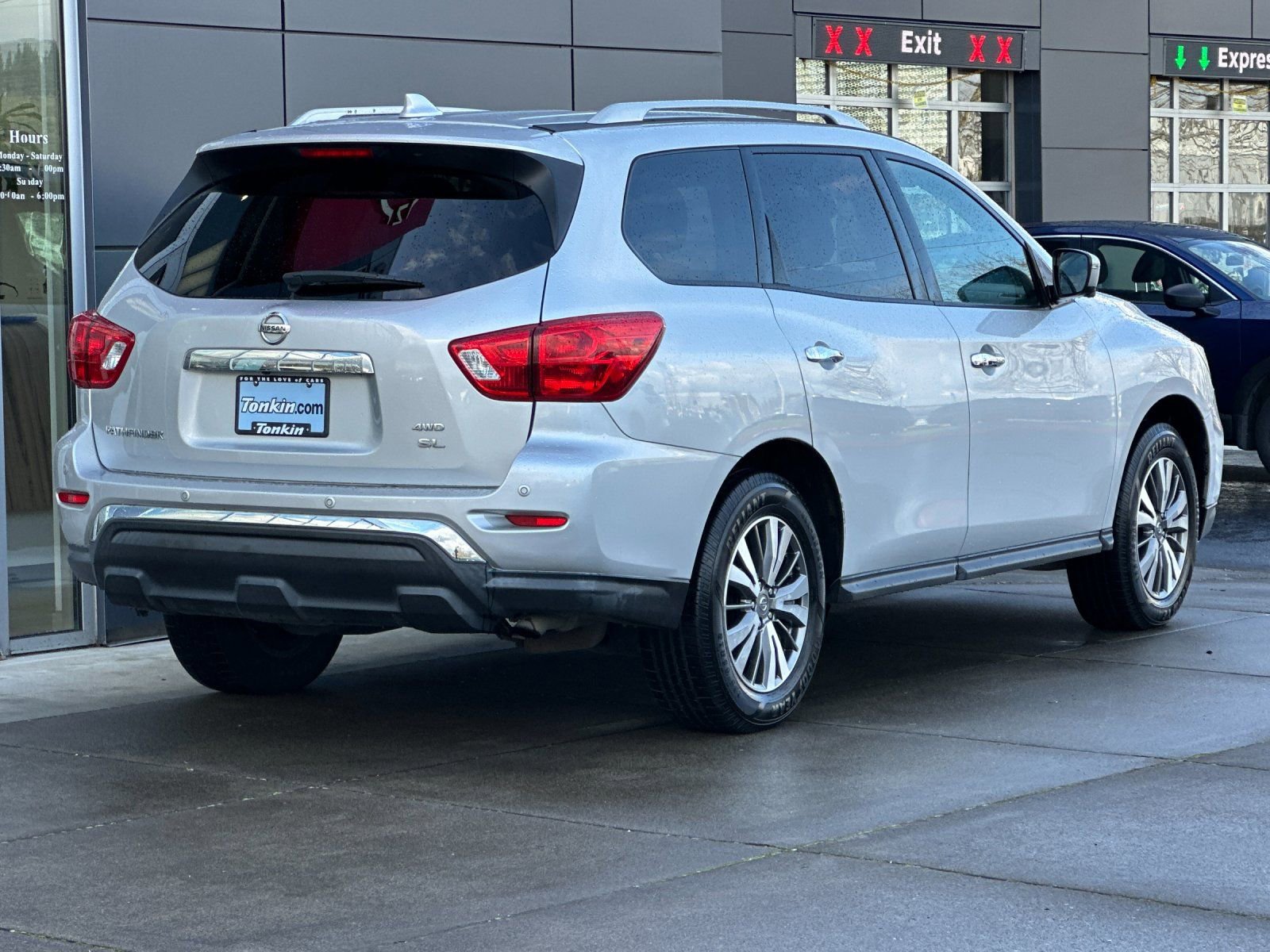 Used 2020 Nissan Pathfinder SL image 3