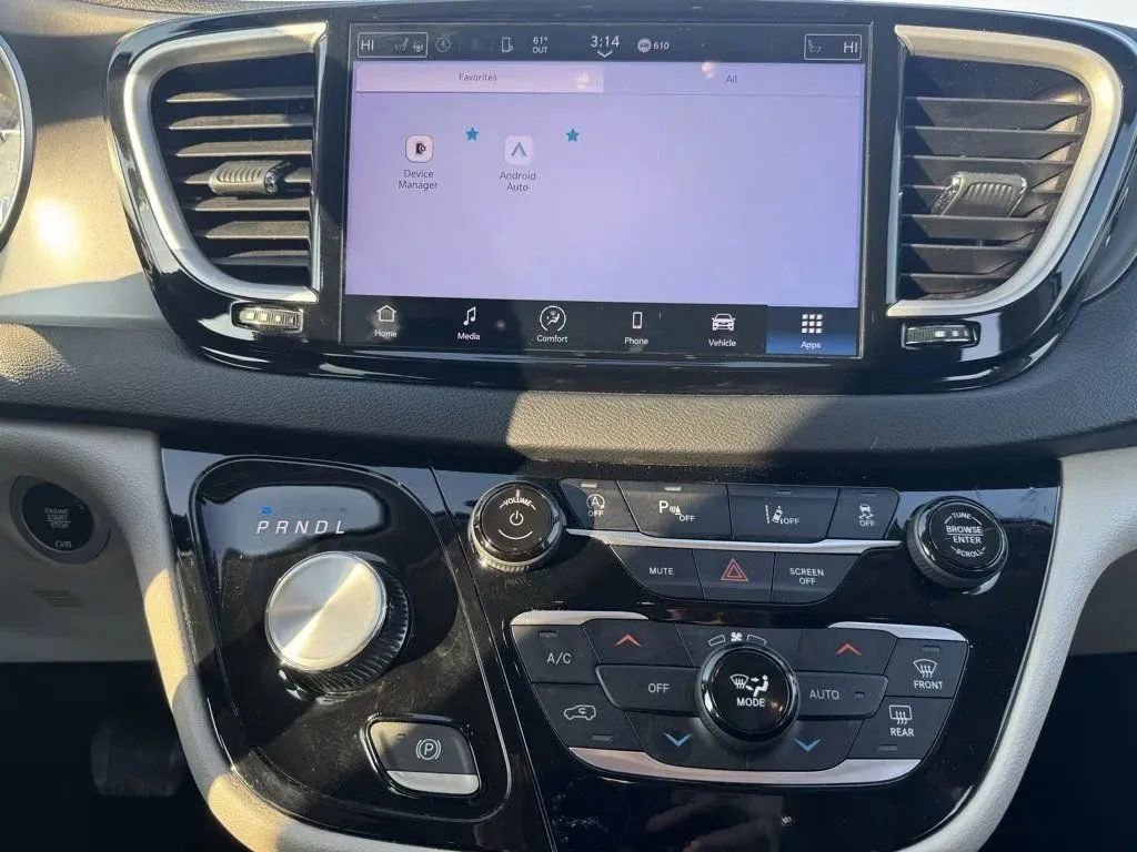 Used 2024 Chrysler Pacifica Touring-L image 23