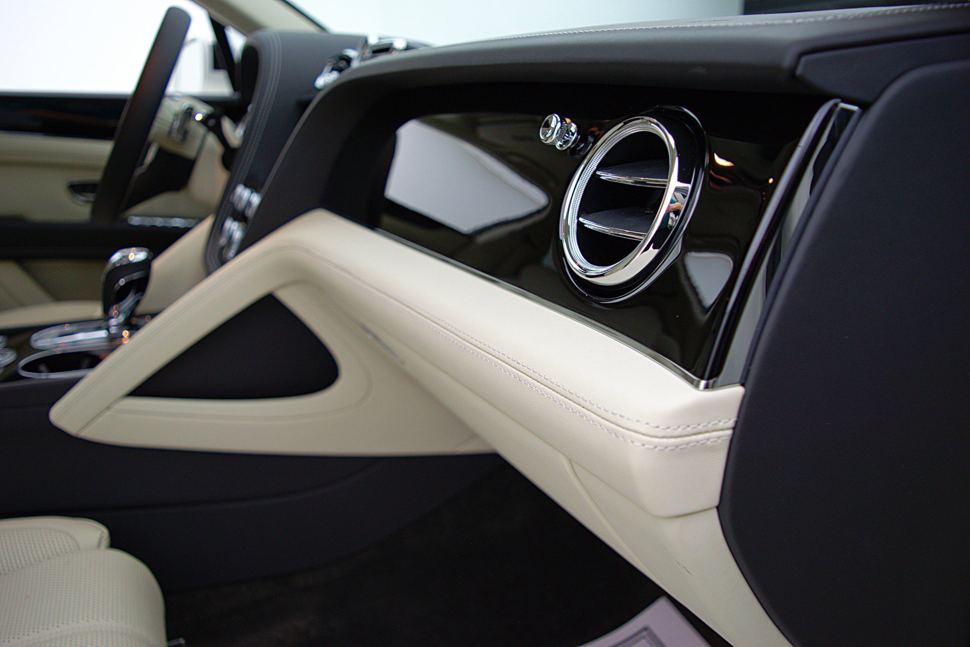 Used 2023 Bentley Bentayga Extended Wheelbase image 30