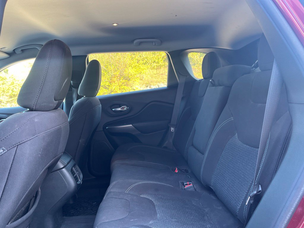 Used 2021 Jeep Cherokee Latitude FWD image 13