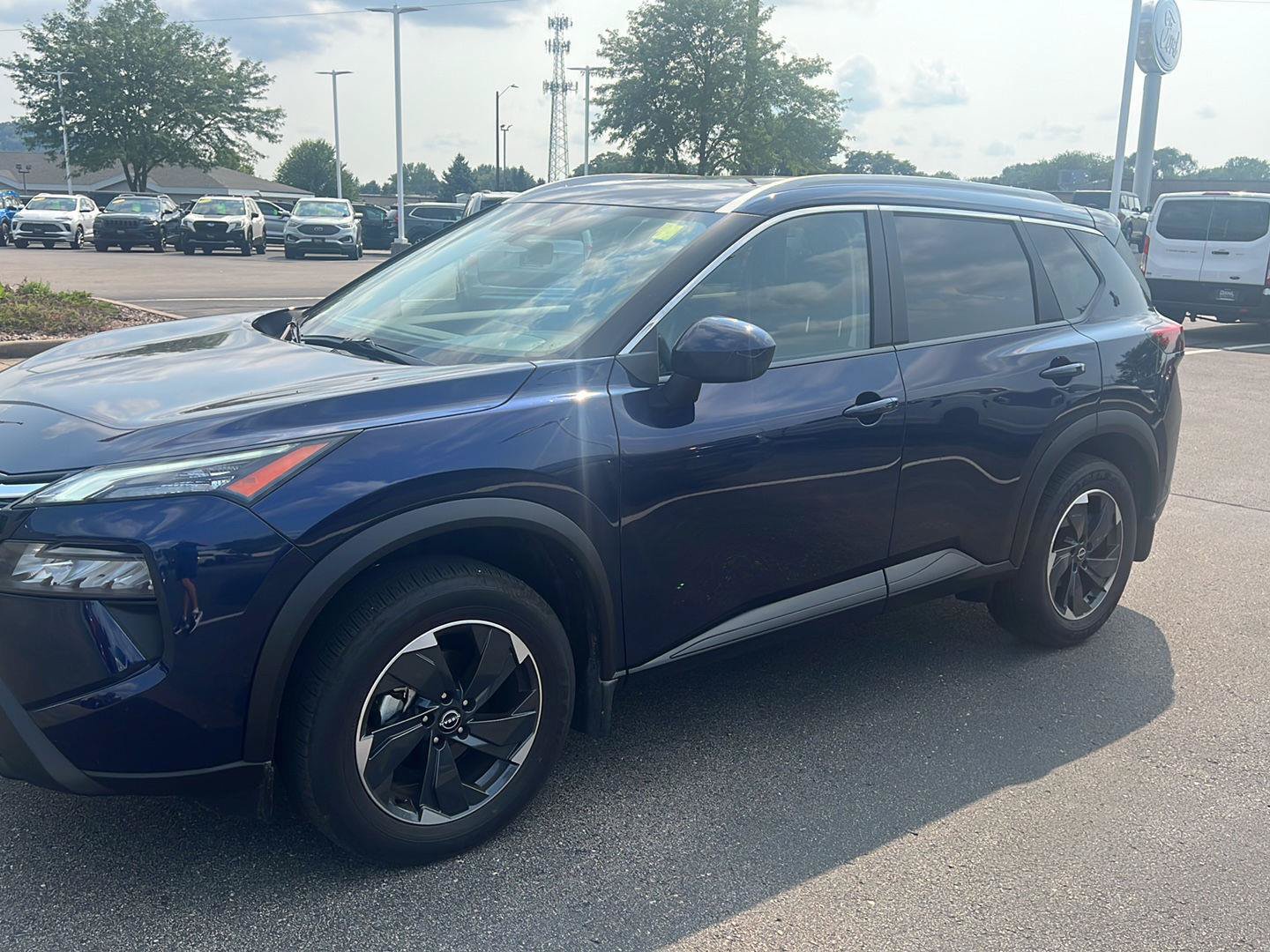 Used 2025 Nissan Rogue SV w/ SV Premium Package AWD/4WD image 11