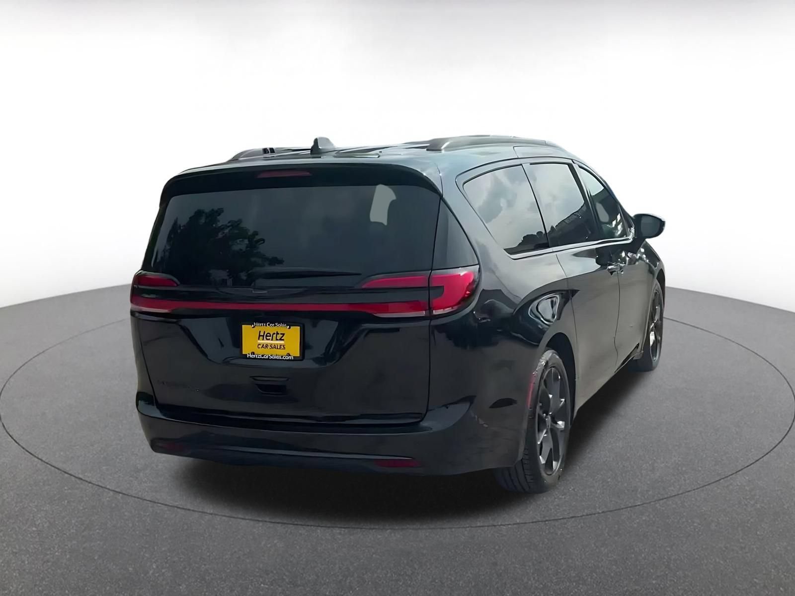 Used 2025 Chrysler Pacifica Limited FWD image 13