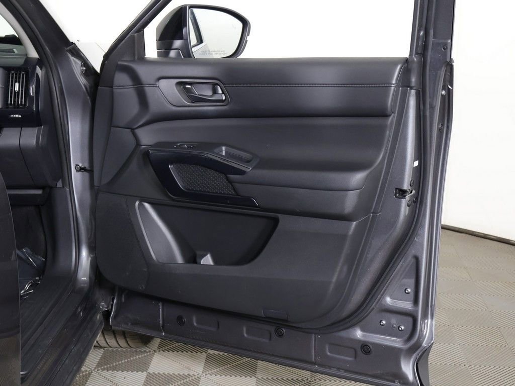 Used 2024 Nissan Pathfinder S image 21