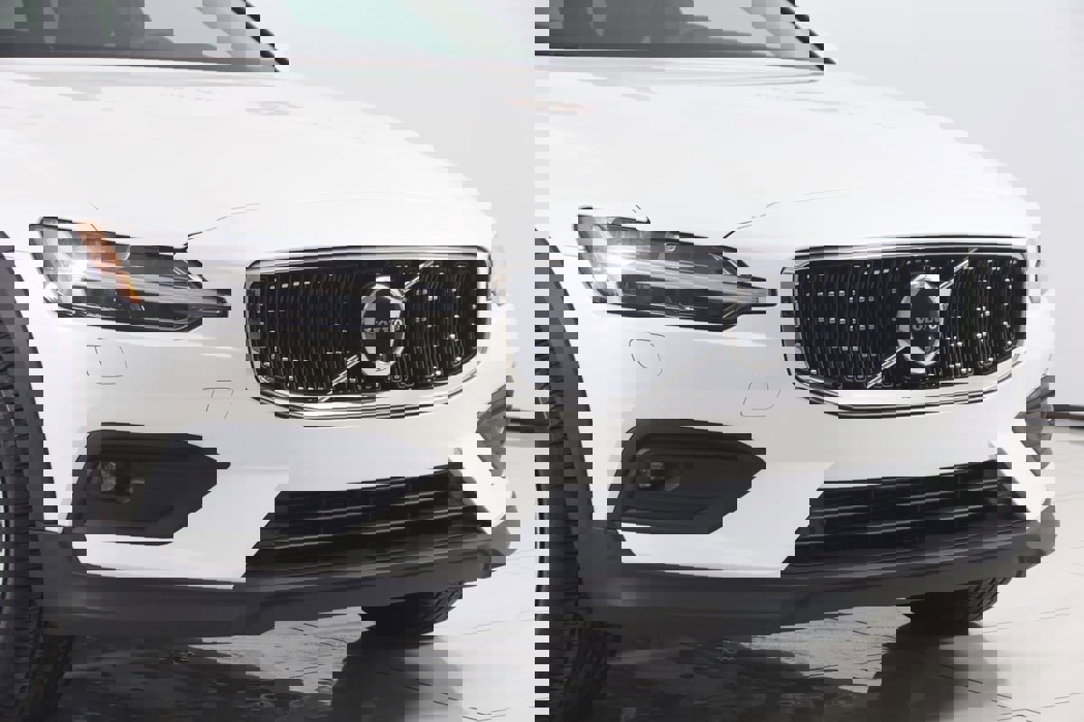 Used 2024 Volvo V60 B5 Cross Country Plus image 39