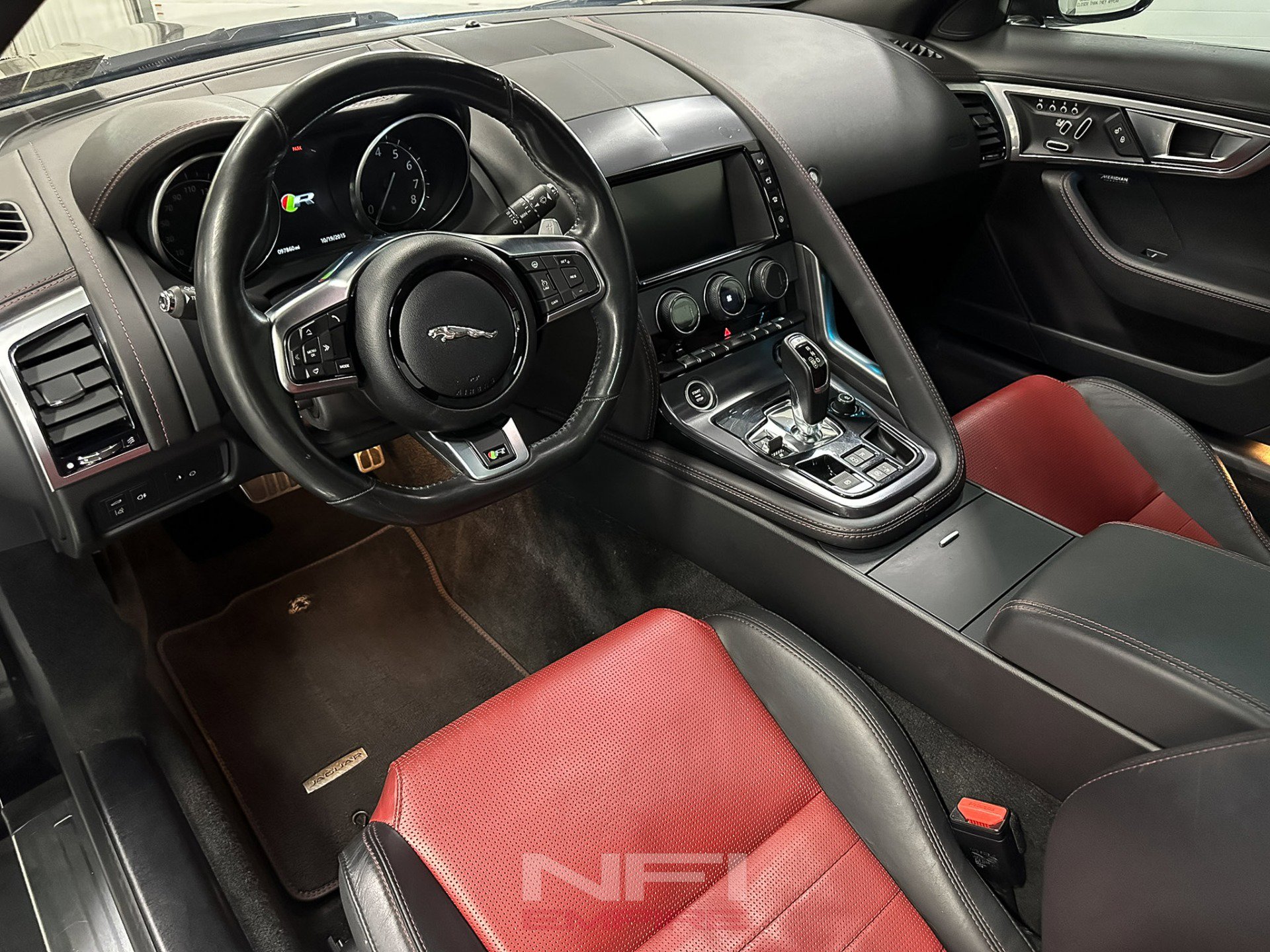 Used 2018 Jaguar F-TYPE R AWD/4WD image 31