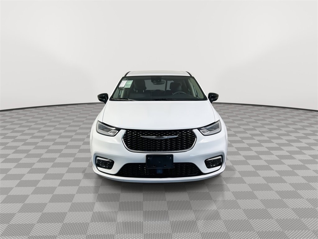 Used 2024 Chrysler Pacifica Touring-L image 3