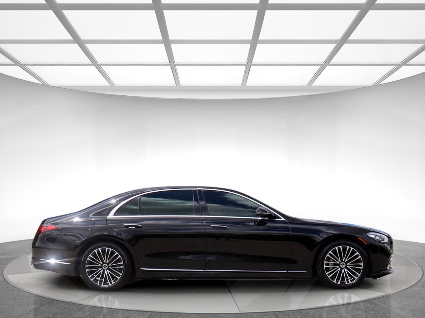 Used 2023 Mercedes-Benz S 580e 4MATIC Sedan w/ Warmth & Comfort Package image 4