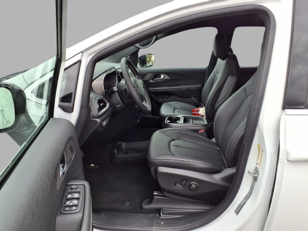 New 2027 Chrysler Pacifica Select AWD/4WD image 19