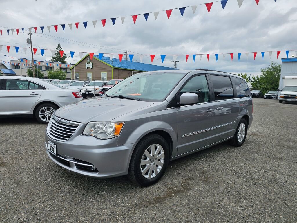 Used 2016 Chrysler Town & Country Touring image 3