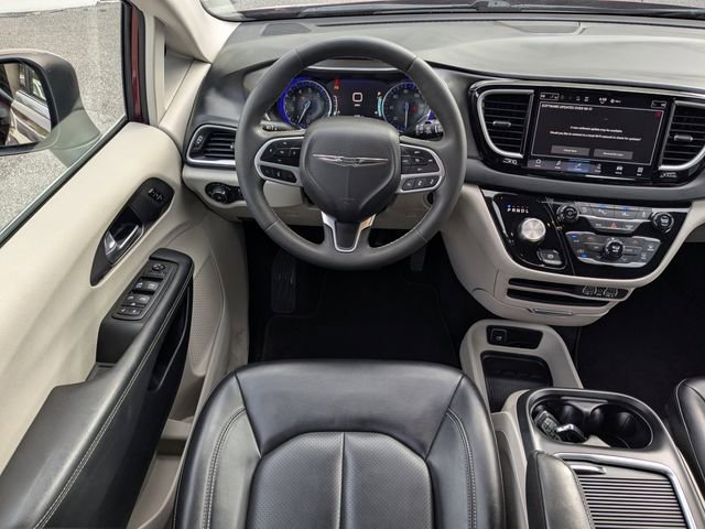 Used 2023 Chrysler Pacifica Touring-L image 16