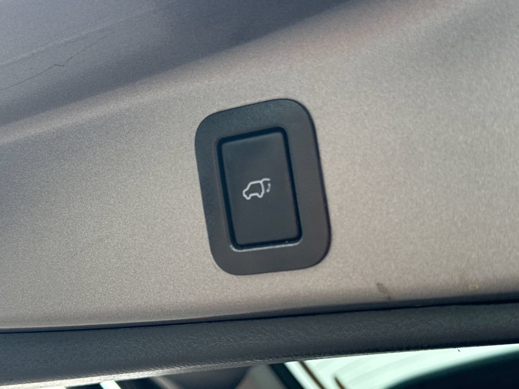 Used 2019 Toyota Highlander Limited AWD/4WD image 9