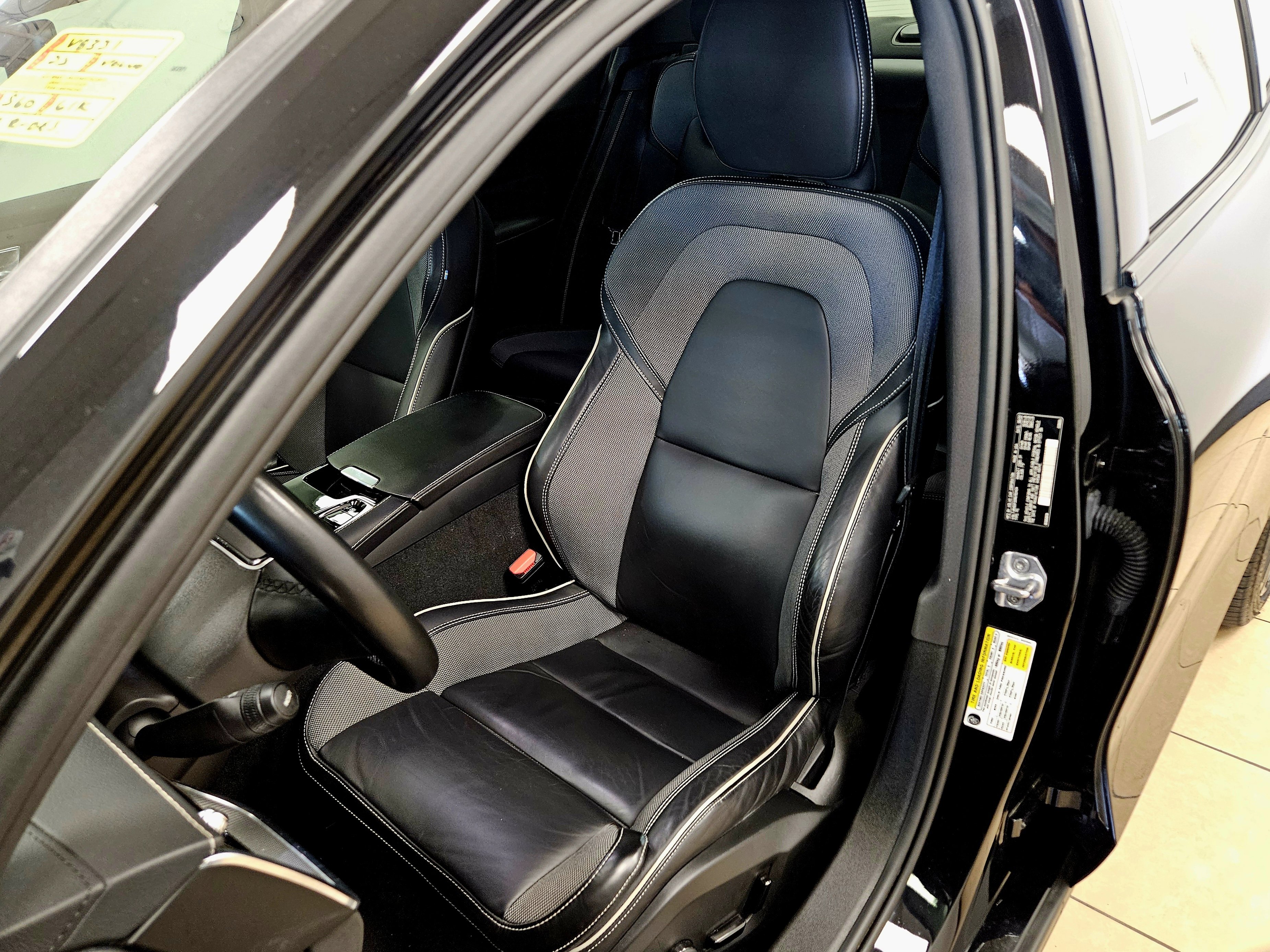 Used 2022 Volvo S60 T8 R-Design w/ Advanced Package image 38