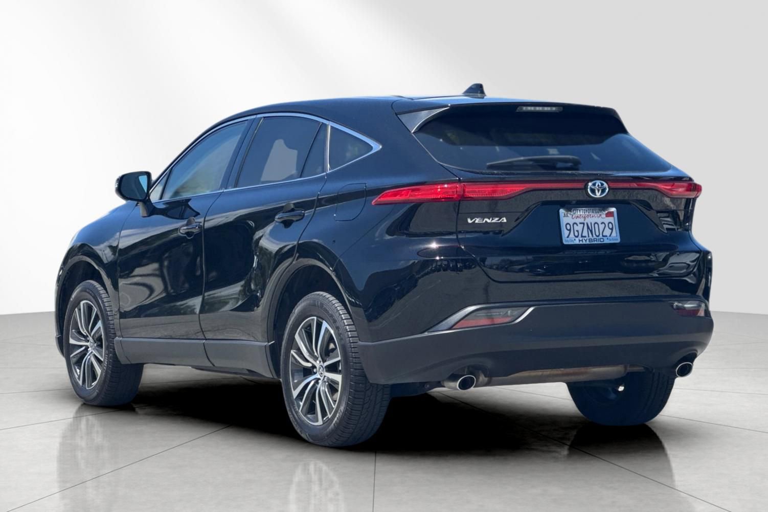 Used 2023 Toyota Venza LE AWD/4WD image 6