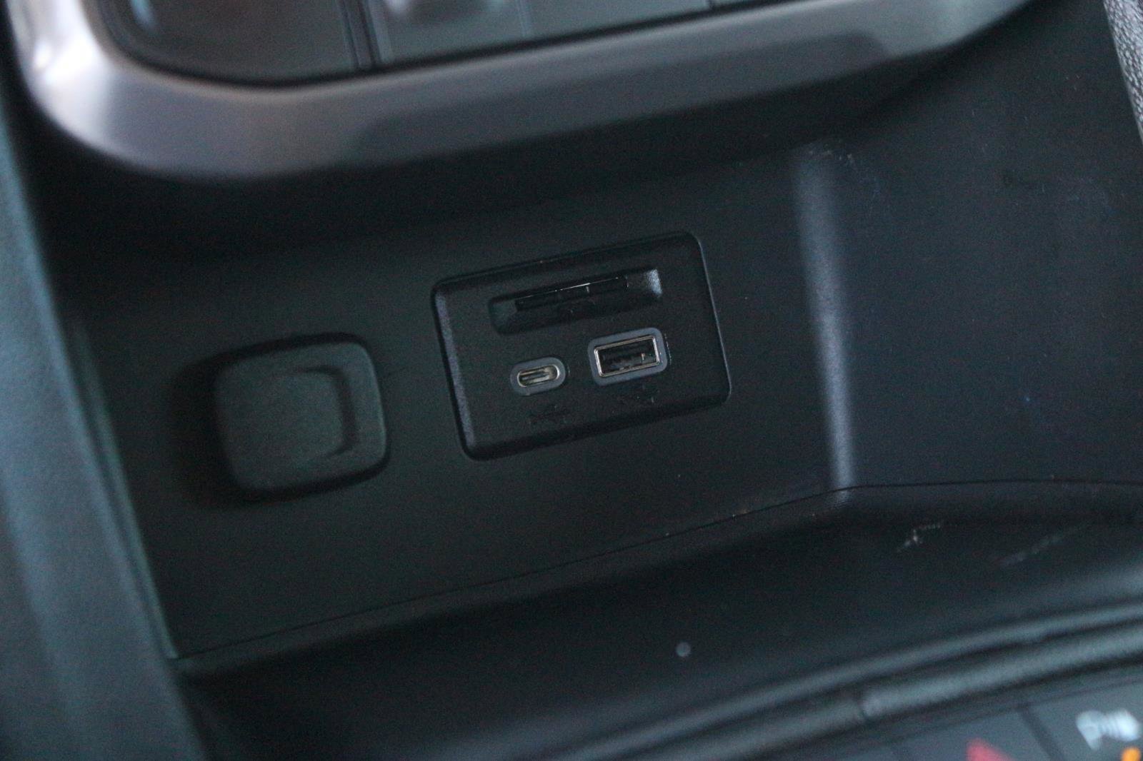 Used 2022 GMC Acadia AT4 w/ Technology Package image 28