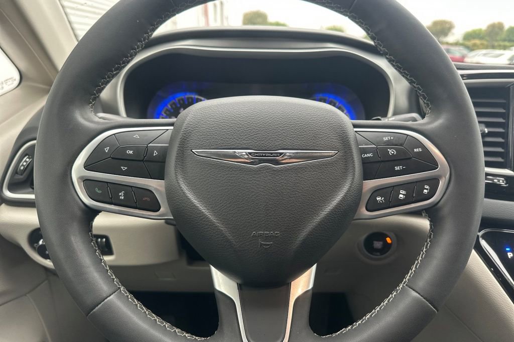 Used 2023 Chrysler Pacifica Touring-L image 24