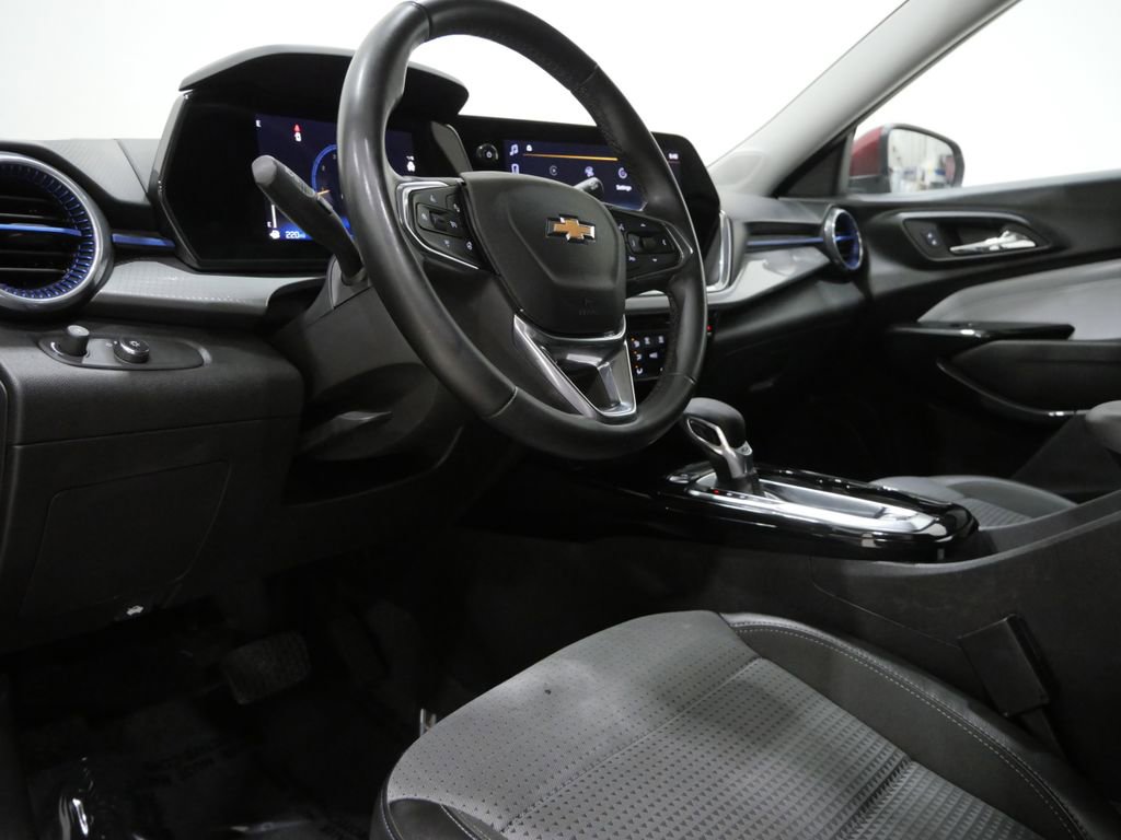 Used 2024 Chevrolet Trax LT w/ Driver Confidence Package FWD image 11