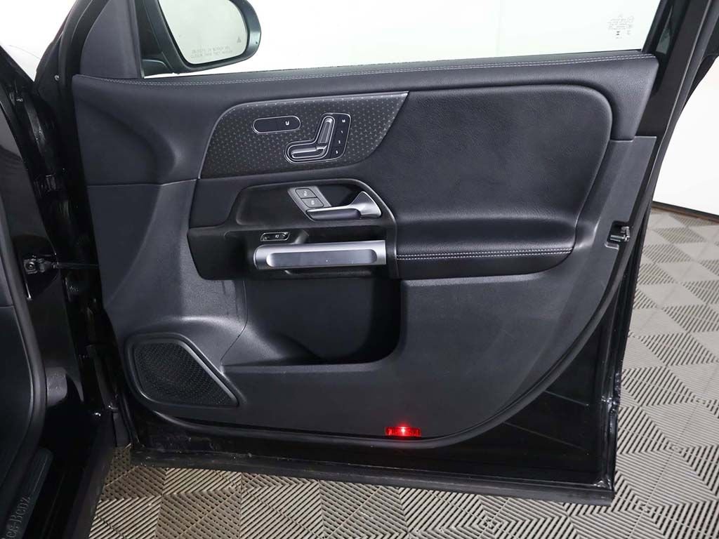 Used 2025 Mercedes-Benz GLB 250 4MATIC image 25