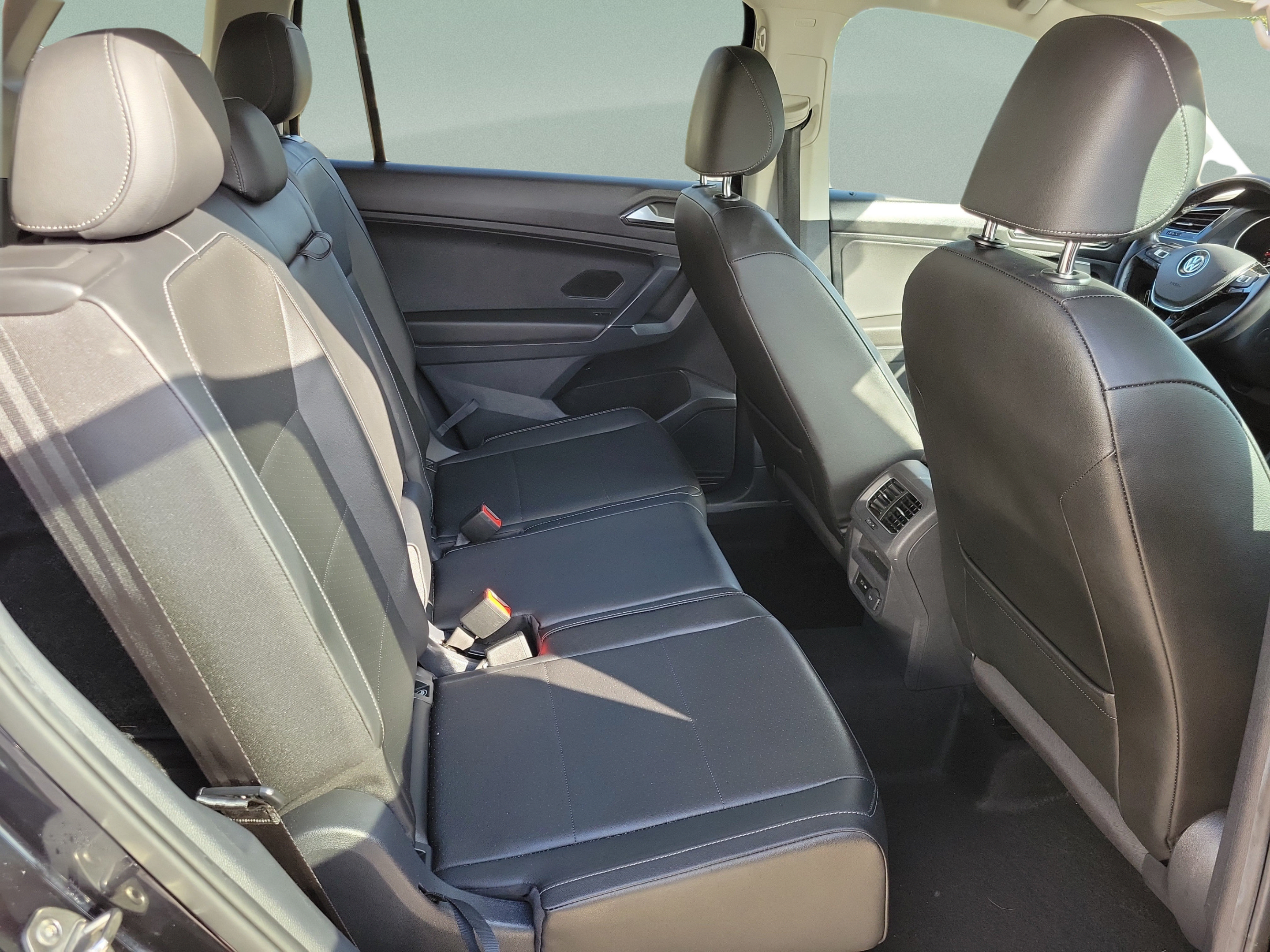 Used 2018 Volkswagen Tiguan SE w/ Panoramic Sunroof Package FWD image 28