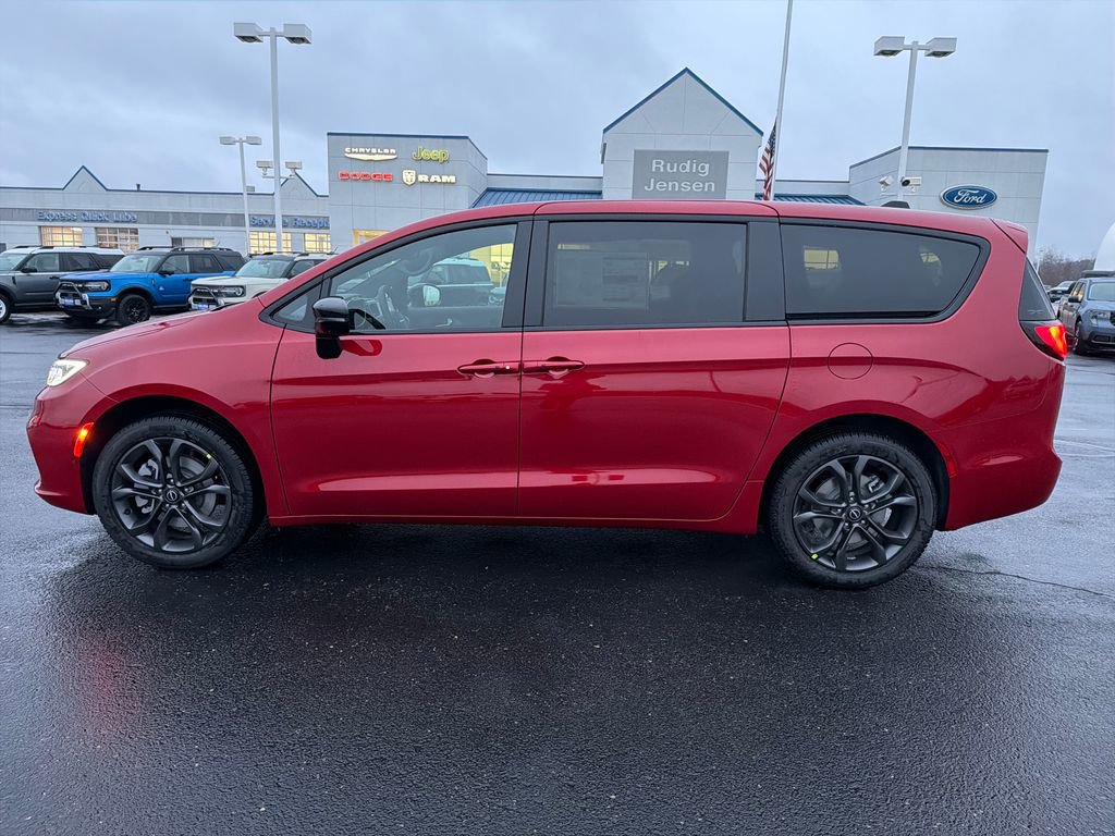 New 2026 Chrysler Pacifica Select image 2