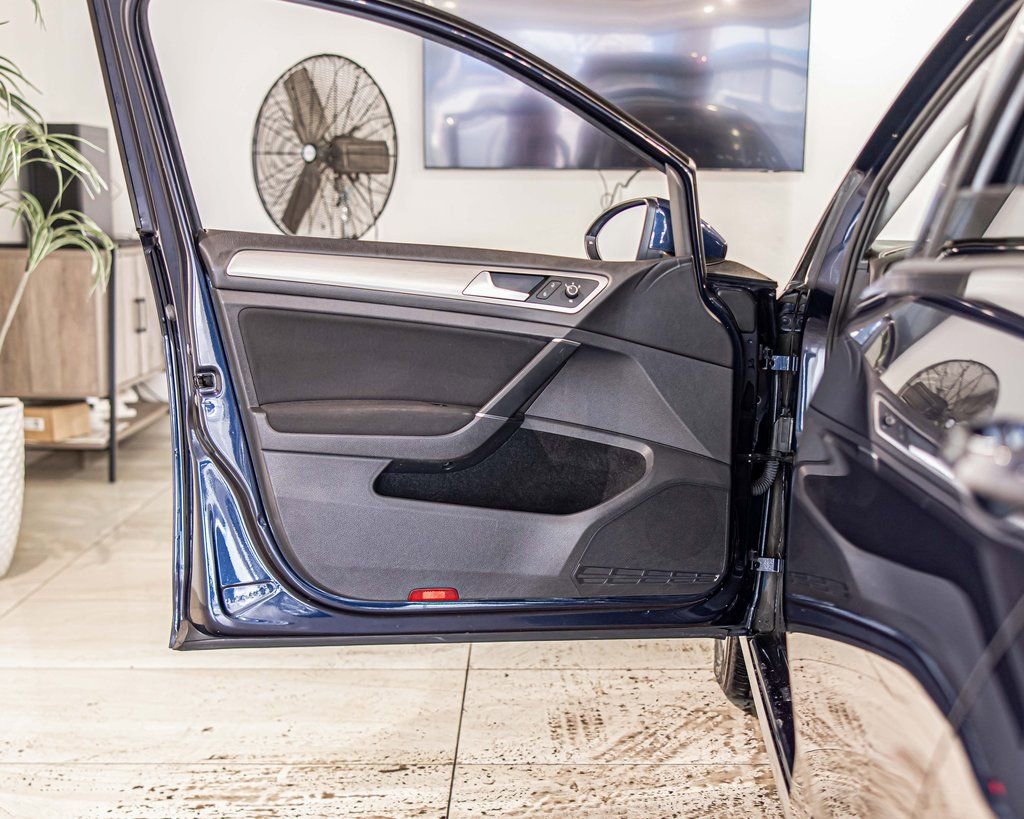 Used 2016 Volkswagen Golf S image 28