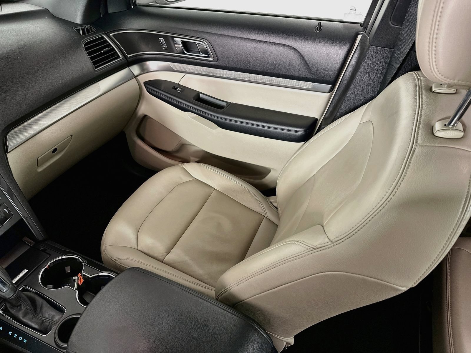 Used 2018 Ford Explorer XLT w/ Equipment Group 202A FWD image 25