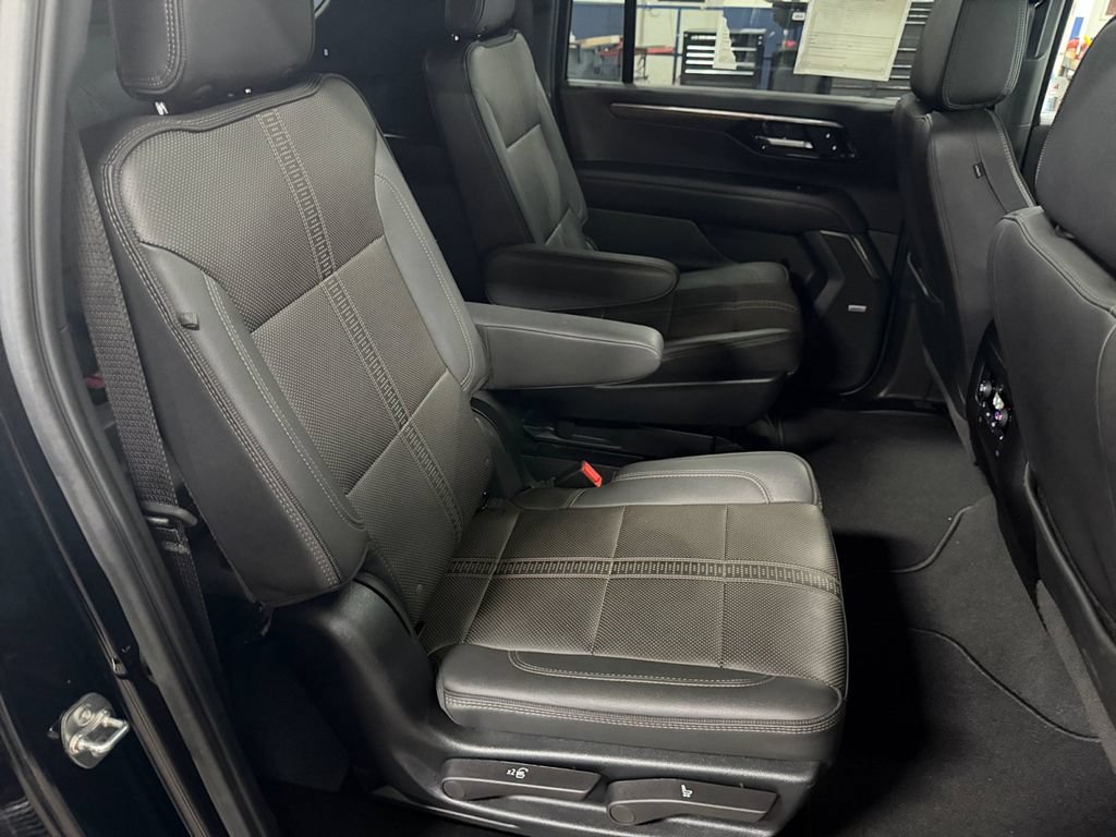 Used 2025 Chevrolet Suburban High Country AWD/4WD image 30